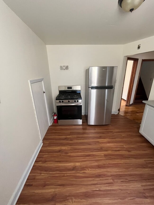 Building Photo - Modern 3BR/2BA Two-Level Unit in the Heart...