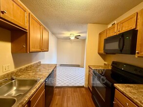 Building Photo - 515 W 11th St