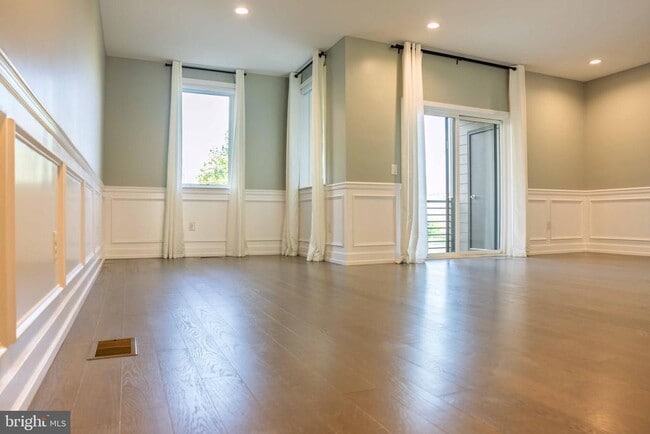 Building Photo - 1009 Lakeview Ct