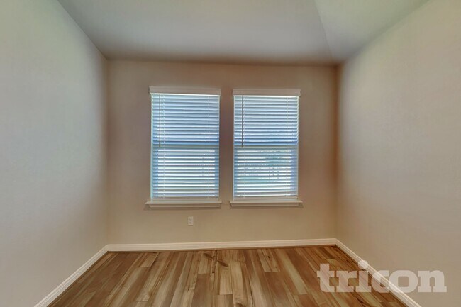 Foto del edificio - 13661 Paxton Blvd