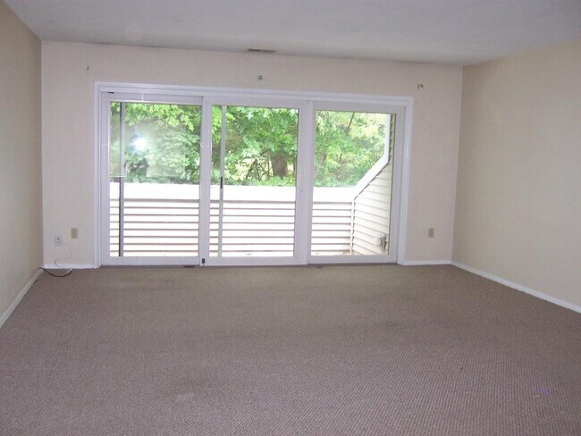 Building Photo - 244 Nassau Dr