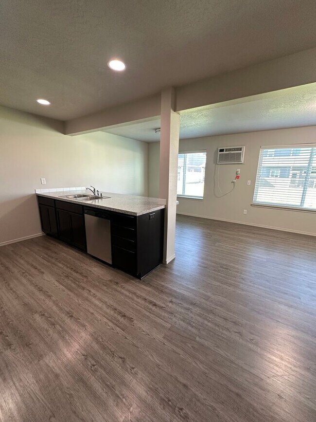 Foto del edificio - Stunning 4 Bedroom 2.5 Bath Duplex town ho...