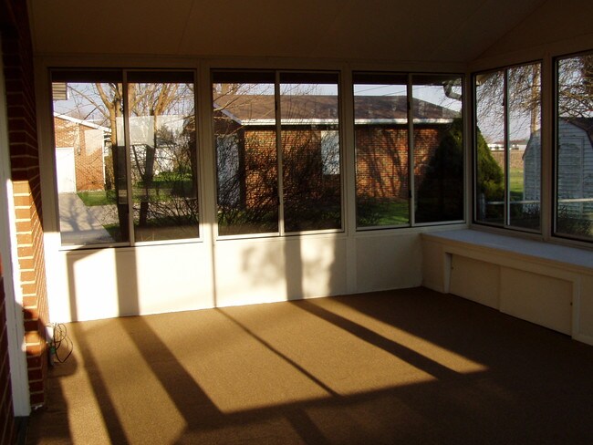Building Photo - 302 Northview Dr