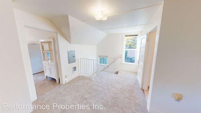 Building Photo - 4125 SE 33rd Ave