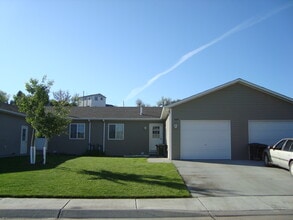 Building Photo - 1220 White Water Ave