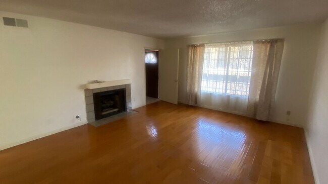 Building Photo - Renovated Townhome, Attached Garage, in Gated HOA Community *READ*