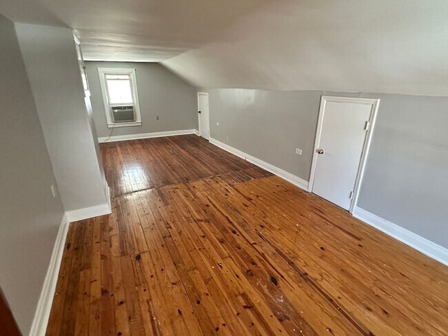 Foto del edificio - COMING SOON! Nice 2 BR House with Bonus Loft Room! Off-Street Parking, Small Pets Ok!