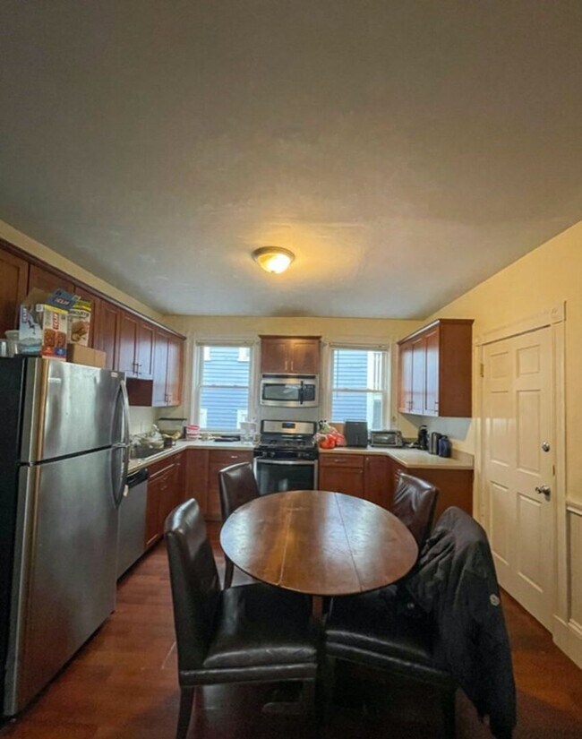 Building Photo - No brokers Fee, Eat-in Kitchen, Big Bedrooms, Laundry on a Site