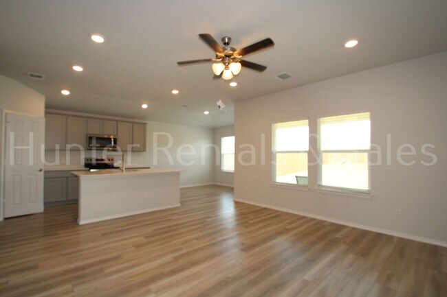 Foto del edificio - Spacious Open-Concept 3 Bedroom Home with Split Floor Plan