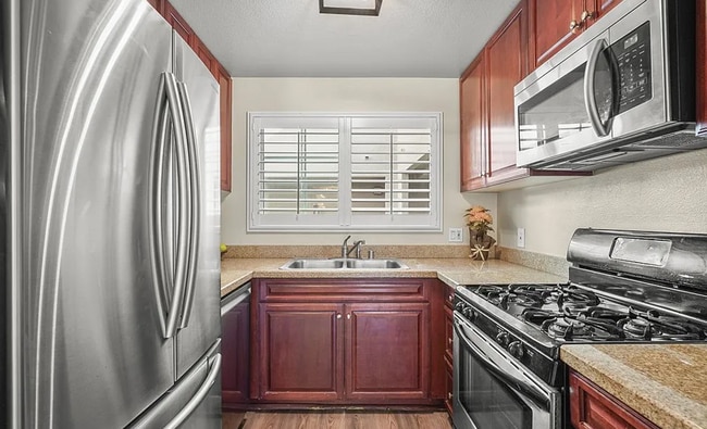Building Photo - Beautifully upgraded 2 bedroom, 2 bath con...