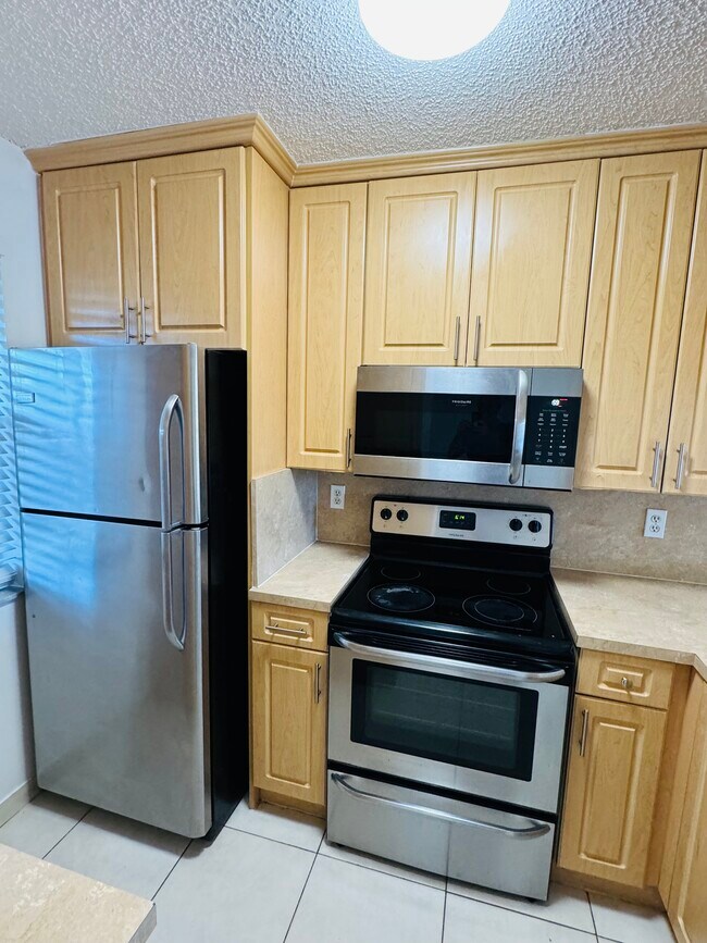 Foto del edificio - 8431 Royal Palm Blvd