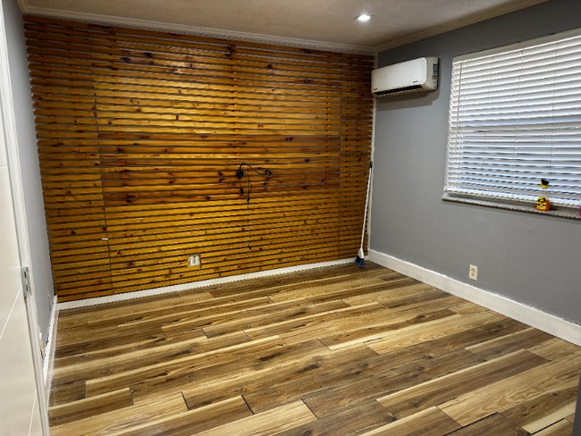 Building Photo - 804 SW 2nd St