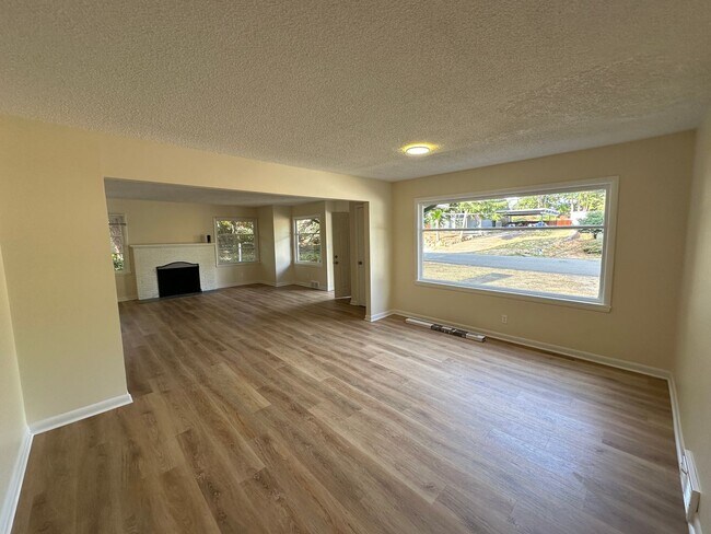 Foto del edificio - Burien - Recently Renovated 2 Bedroom / 1.5 Bath with Normandy Park Beach Rights