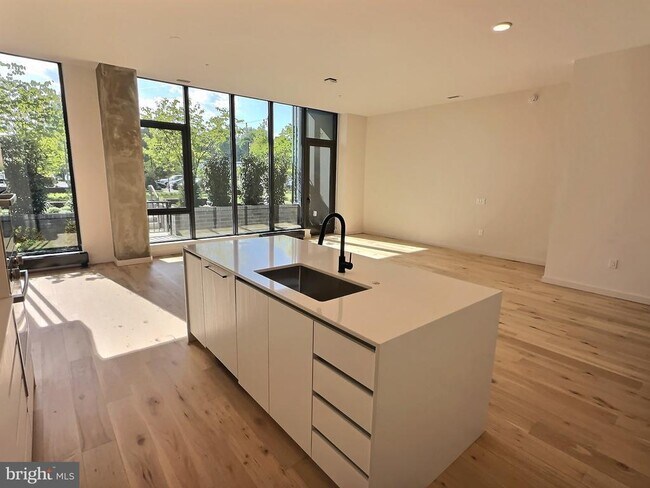 Foto del edificio - 3130 Potomac Ave