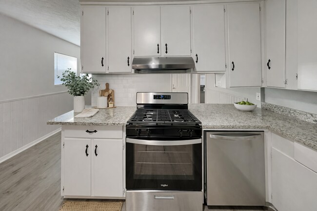 Foto del edificio - 3BR/2BA Pet-Friendly Home in Westworth Village | Fenced Yard & Garage