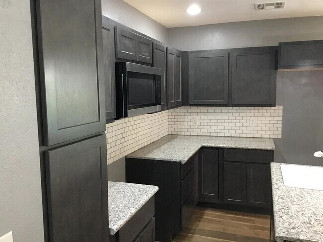 Foto del edificio - 1628 NE 12th St