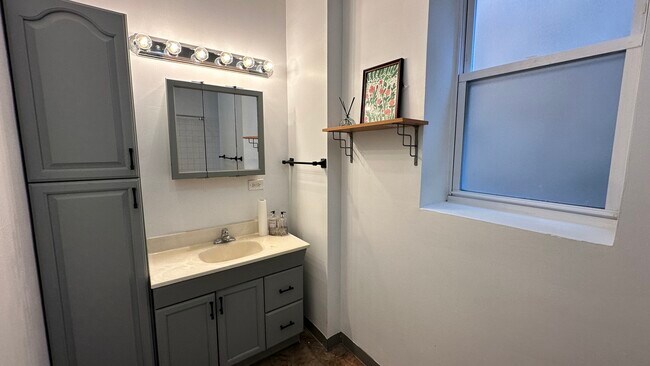 Building Photo - 521 E 46th Pl