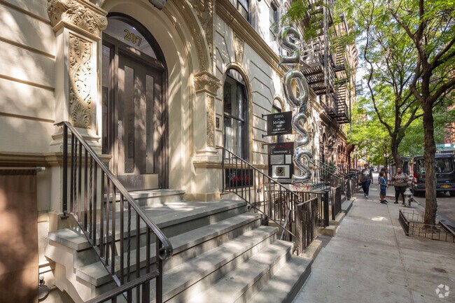 Building Photo - 207 W 80th St