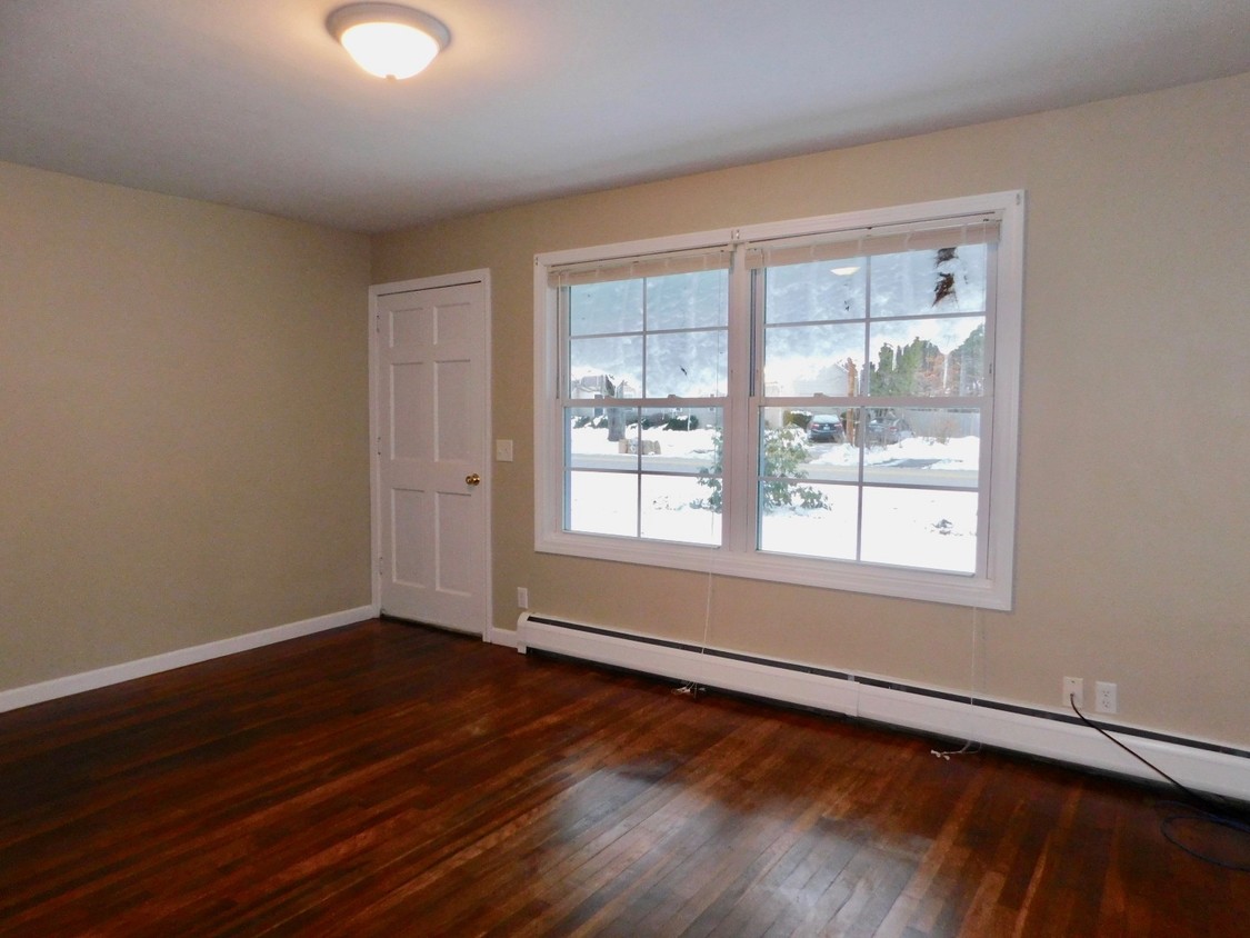 Living Room - 95 Old Dover Rd