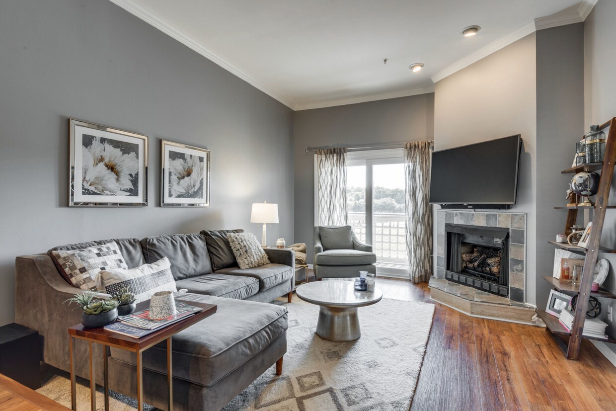 Primary Photo - 2 bed 2 bath w/pool LOCATION!!