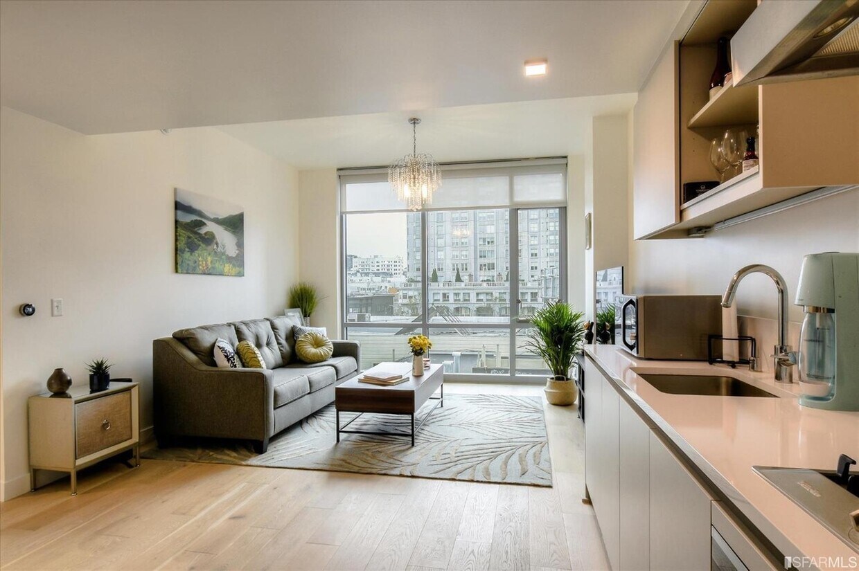 Floor-to-ceiling windows - 1545 Pine St