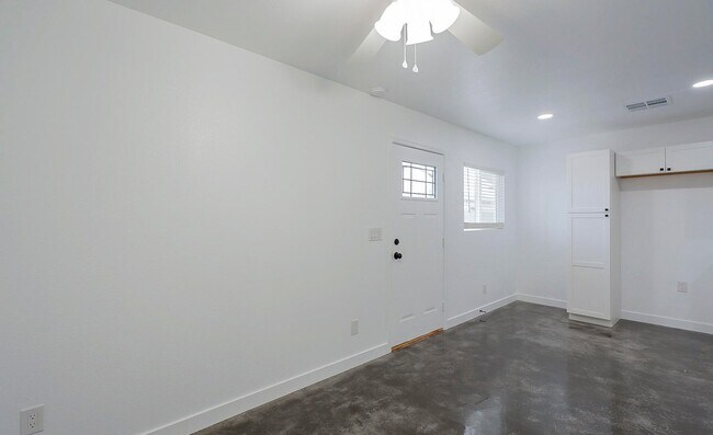 Building Photo - 9439 N 11th Ave
