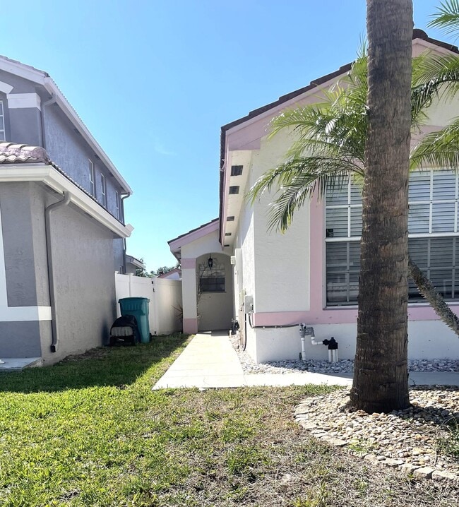 Building Photo - 7093 Middlebury Dr