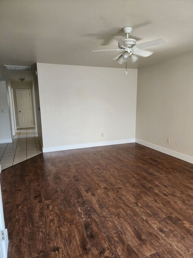 Foto del edificio - 3 bedroom 1 bath with Garage converted to ...