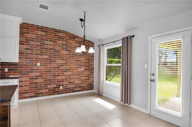 Building Photo - 2614 Bradley Ln