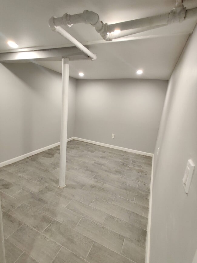 Building Photo - 10906 95th Ave