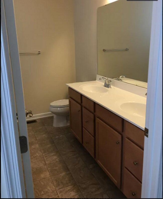 Foto del edificio - Gorgeous 3 BD/ 2.5 BA Townhouse Available ...