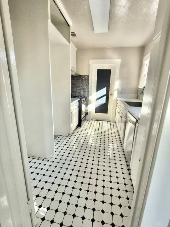 Foto del edificio - UPGRADED 2 BEDROOM 1 BATH HOUSE CLOSE TO UPTOWN WHITTIER