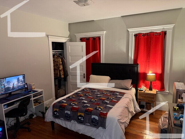 Building Photo - Allston 4.5Bed/2Bath Available 9/1! Heat and Hot Water Included!