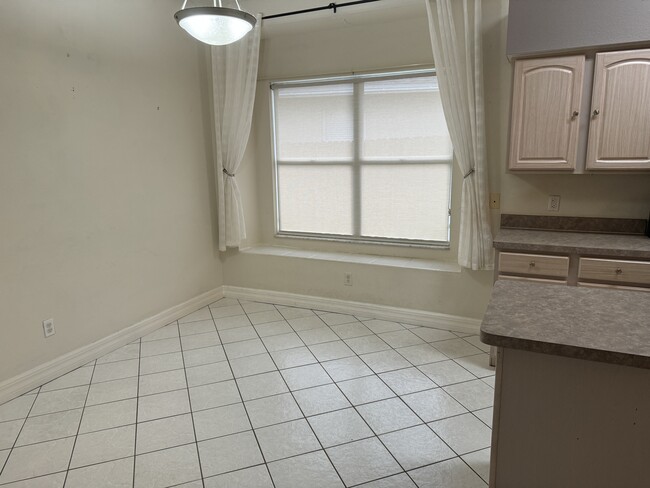 Building Photo - 8404 Fenwick Ave
