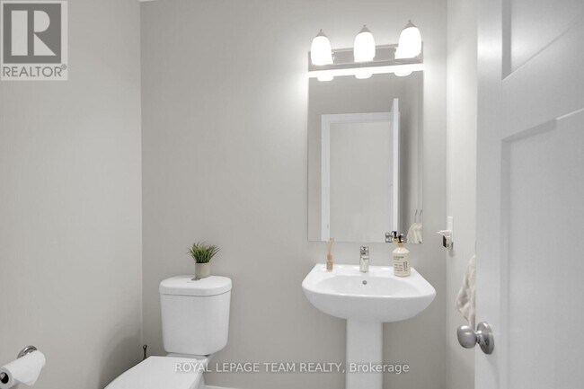 Building Photo - 655 Lauraleaf Cres
