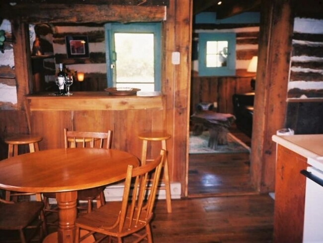 Foto del edificio - Writer's Retreat is a sweet rustic log cab...