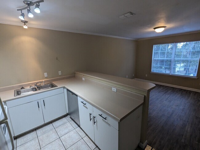 Building Photo - 729 Wailes St