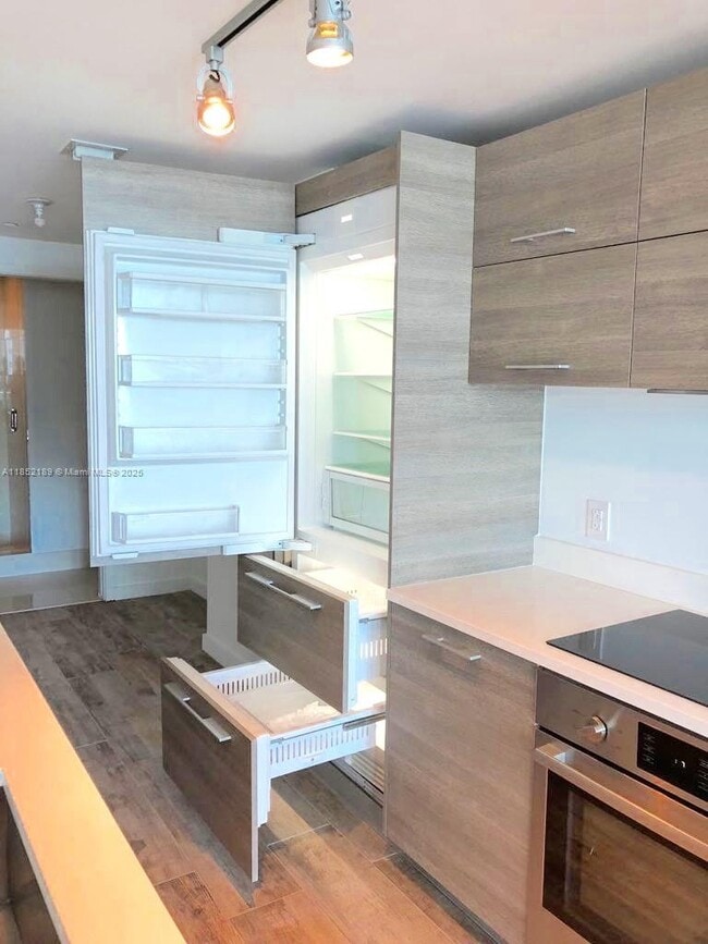 Foto del edificio - 650 NE 32nd St