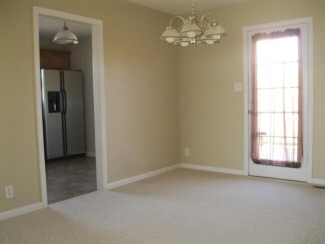 Building Photo - 3 Bedroom 2 Bath home in well established ...