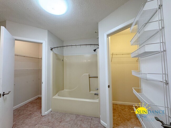 Building Photo - Beautifully Updated 2-Bedroom Duplex in Fort Walton Beach!