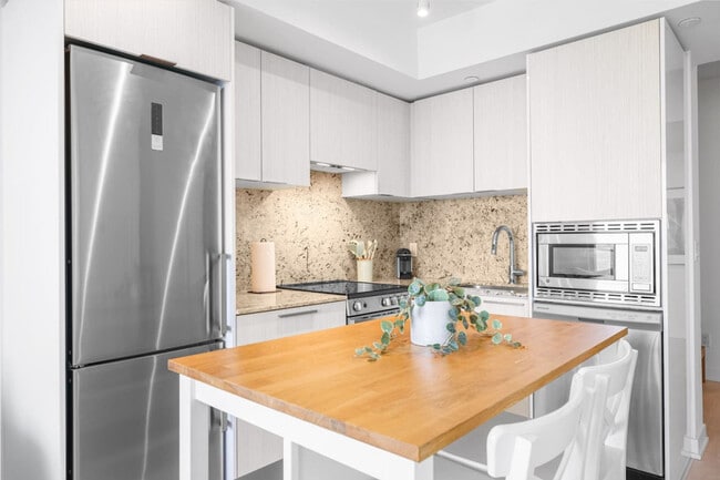 Building Photo - 501 Yonge St