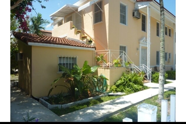 Building Photo - Altos del Mar