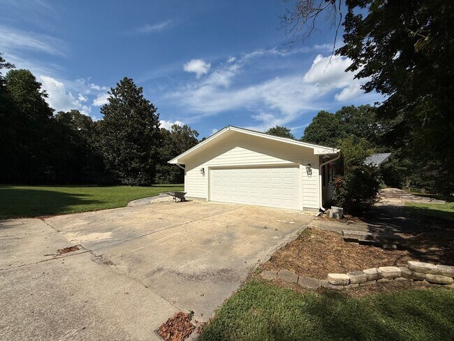 Building Photo - Newly Remodeled Ranch-Style 4BD, 3.5BA Ral...