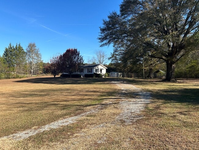 Building Photo - Beautiful 3 bedroom, 1.5 bathroom home on ...