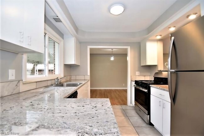Building Photo - 23728 Glenhill Dr
