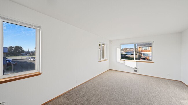 Foto del edificio - 2 Bed 1 Bath - Pet per Approval - Downtown Location - NAS Whidbey