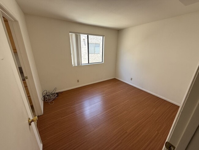 Building Photo - Spacious and light-filled 3-bedroom, 2.5-b...