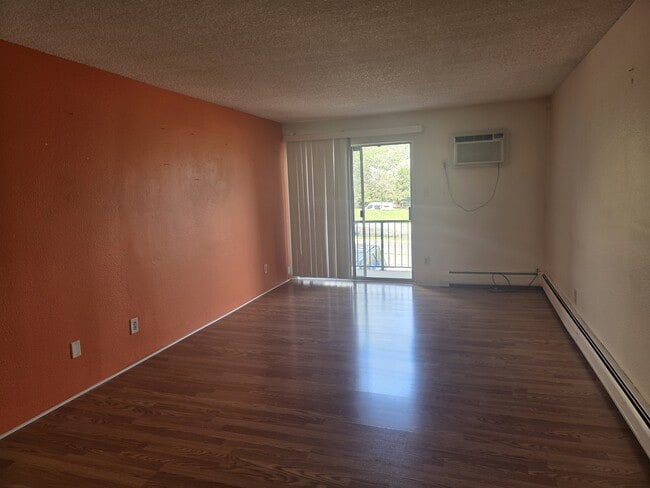 Building Photo - 1300 Golden Cir