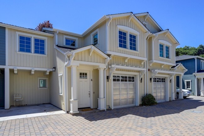 Building Photo - 2 Bed / 2.5 Bath Luxurious townhome near d...