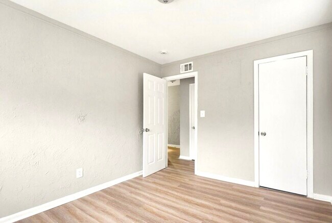 Foto del edificio - 8499 Meadow Ave